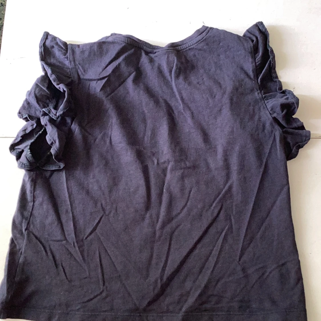 Mörkblå topp med volangärmar från Gina Tricot - 1