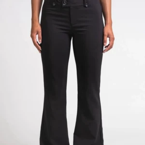 Svarta bootcut kostymbyxor TALL - Snygga svarta kostymbyxor med bootcut och låg midja. Byxorna har knappar framtill och fake fickor bak, från madlady och knappt använda Köpta för 649kr  I modellen TALL så dom är långa 💓