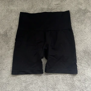 Svarta träningsshorts - Snygga svarta träningsshorts som sitter tight. Lägg gärna eget prisförslag!