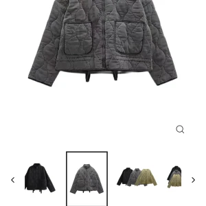 Quiltad grå jacka, Zara, grå  - Quiltad grå jacka från XC i boxig modell med stora fickor framtill och dragsko i nederkant. Jackan har hög krage, lång ärm och stängs med dragkedja. Perfekt för lager-på-lager och chill stil. Liknar en eftertraktad jacka som sålts på Zara men som nu är slutsåld. Jackan är aldrig använd. Storlek s, oversize (bredden) men skulle säga att den är något kort i ärmen. Så passar en xs eller en mindre s pga detta. Hämtas på Gärdet eller skickas mot en fraktkostnad.