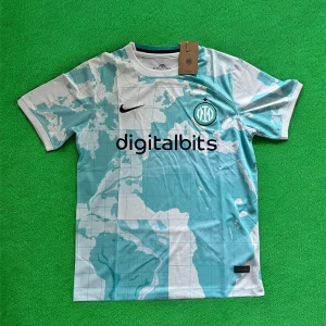 Inter Milan bortatröja 2023/24 Nike - Inter Milans bortatröja 2023/24 från Nike med unikt världskartemönster i ljusblått och vitt. Tröjan har korta ärmar, rund hals och klubbmärke på bröstet. Digitalbits och Lenovo som sponsors. Tillverkad i lätt och ventilerande material.