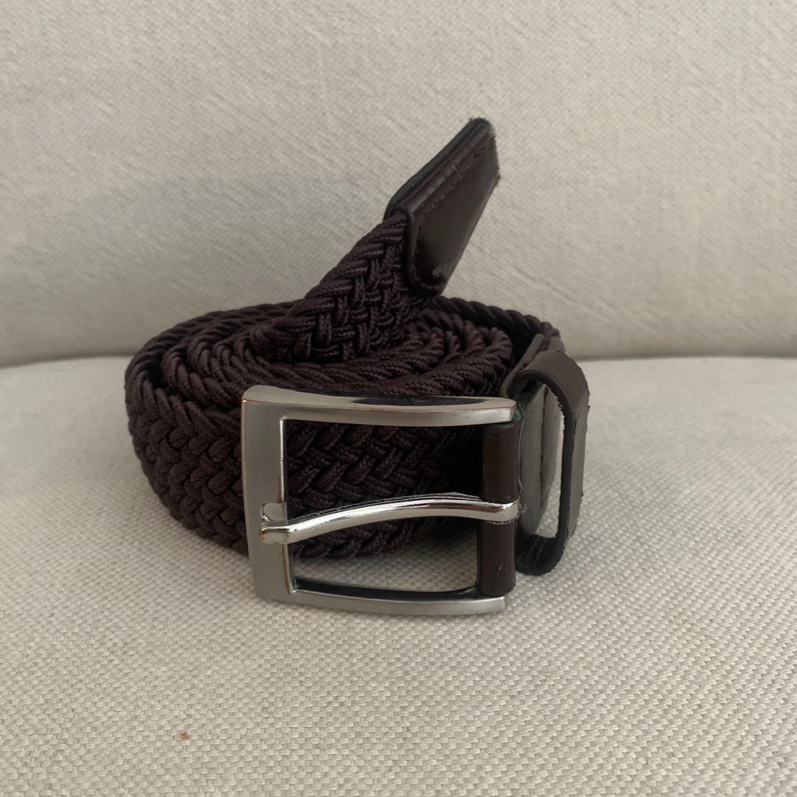 Brunt flätat bälte med silverfärgat spänne - 2