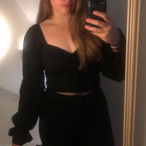 Svart topp  - Superfin topp med knyten.