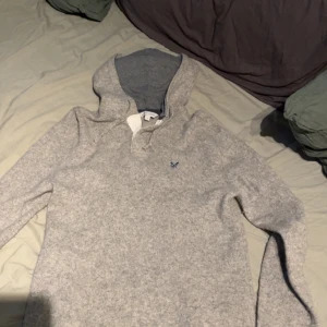 Grå hoodie  - Nästan helt ny hoodie som bara ligger i garderoben, storlek M priset kan diskuteras