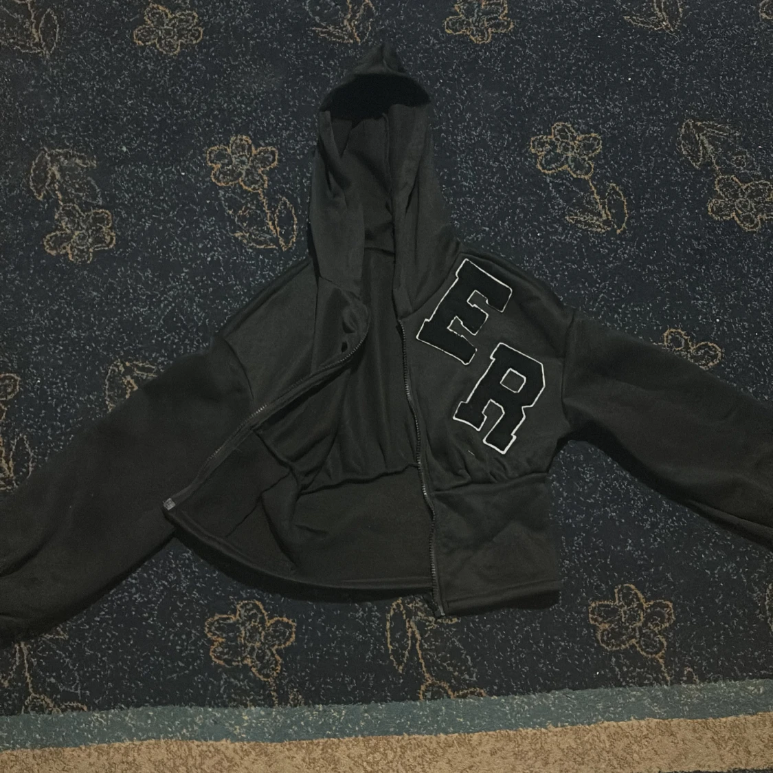 Svart croppad hoodie med dragkedja - 2