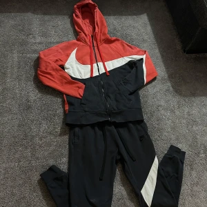 Nike tracksuit  - Säljer nike tracksuit men har lite fläck av klorin på högra armen storlek S 