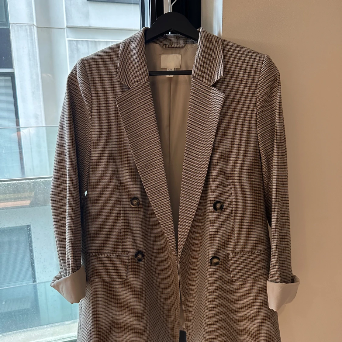 Rutig kavaj från H&M i beige och svart