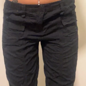 Low waist cargo pants  - Låg midjade cargo byxor    Storlek: XXXS (men skulle mer säga XS) Midjan har resorband och är stretchig. Midja: 31cm Innerben : 59cm Ytterben: 82cm Gylf: 6cm