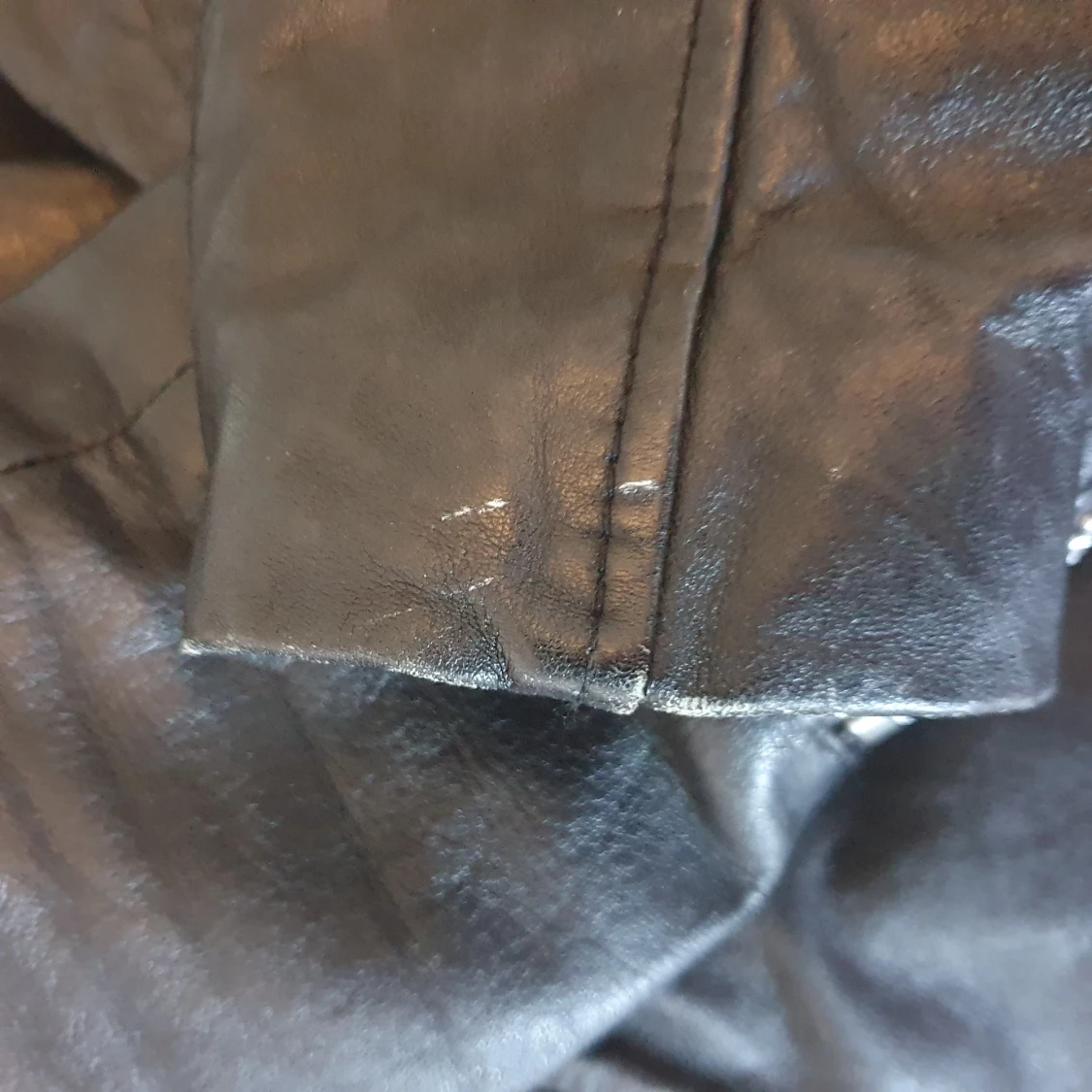 Svart (äkta) skinnjacka från Zara i storlek small - 4