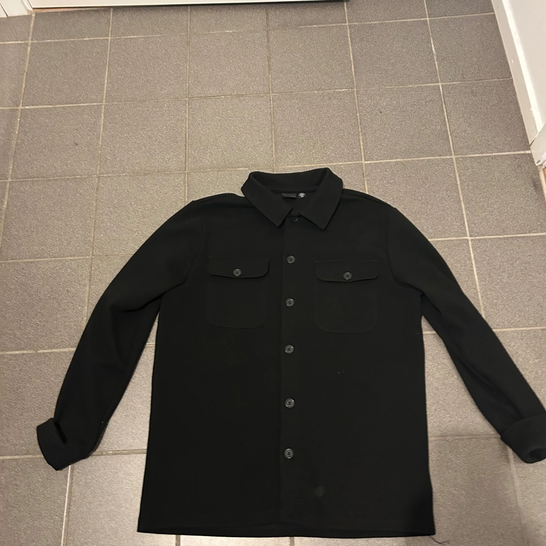 Svart overshirt med knappar