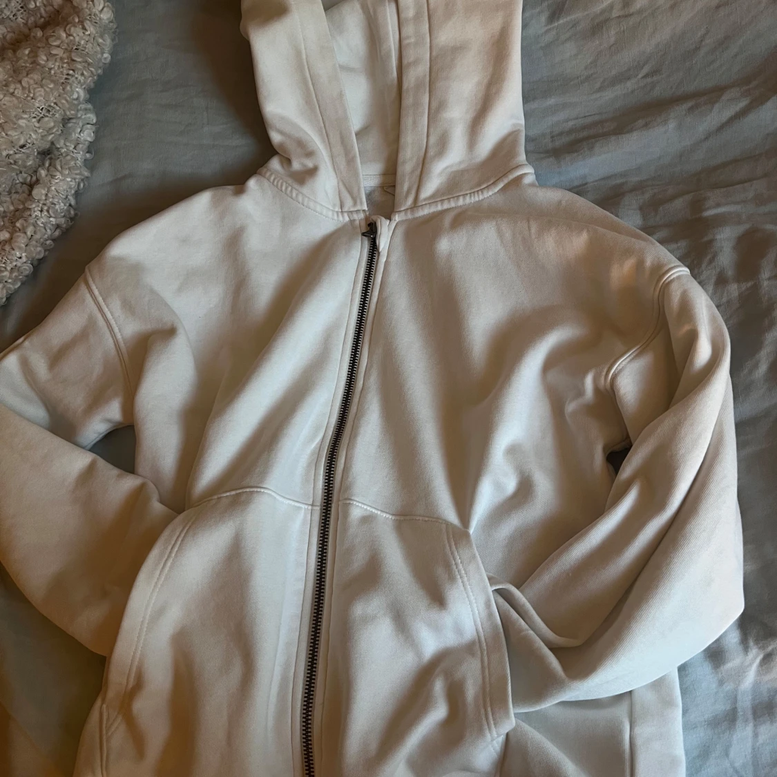 Vit hoodie med dragkedja och huva - 1