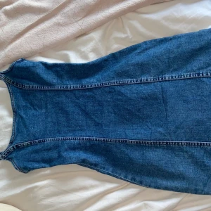 Bodycon Jeansklänning från Divided, strl 36 - Snygg blå jeansklänning från Divided i storlek 36. Klänningen är ärmlös, har smala axelband och en dragkedja. Har använt 1 gång
