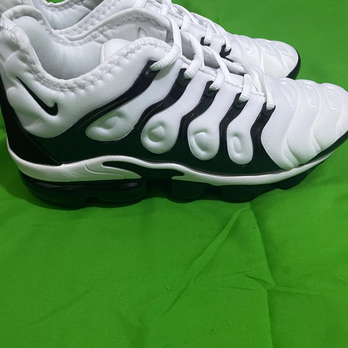 Svartvita sneakers med snörning - 1