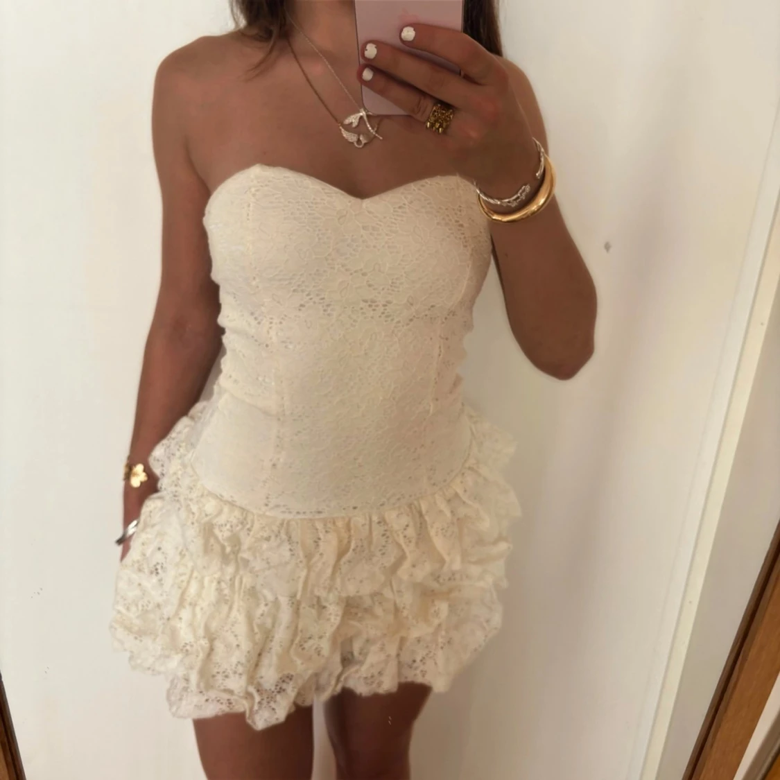 Spetsklänning med volanger  - 1