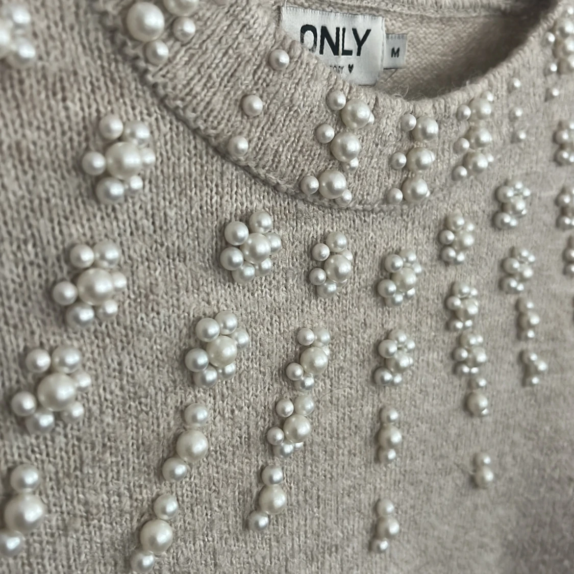 Beige stickad tröja med pärlor från ONLY - 1