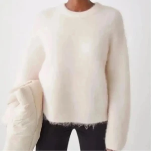 Vit stickad tröja i Mohair från &Other Stories - Jättefin vit stickad tröja i Mohair från &Other Stories, jättefint basplagg inför alla årstider. Storlek XS