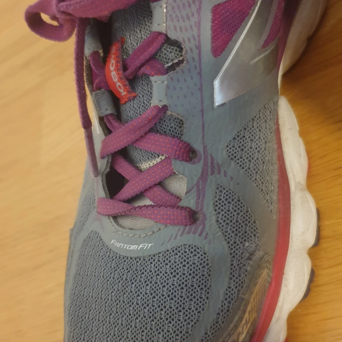 Grå och lila New Balance sneakers - 4