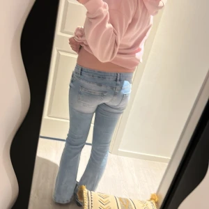 Ljusblå lågmidjade bootcut jeans från ONLY - Säljer ett par ljusblå bootcut jeans från ONLY i storlek S/32. Jeansen har klassisk femficksdesign, låg midja och är tillverkade i mjukt denimtyg. Snygg passform med lätt utsvängda ben och slitna detaljer för en cool look. Jag köpte de först i storlek M för det brukar jag vanligtvis ha men de va lite för stora, byxorna är väldigt stretchiga och en aning stora i storleken. Jag är 173 cm för referens på längden. Använda en gång. 