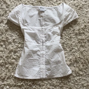  korsett-topp från Weekday - Supersnygg vit korsett-topp från Weekday! Går att styla till allt✨✨💓