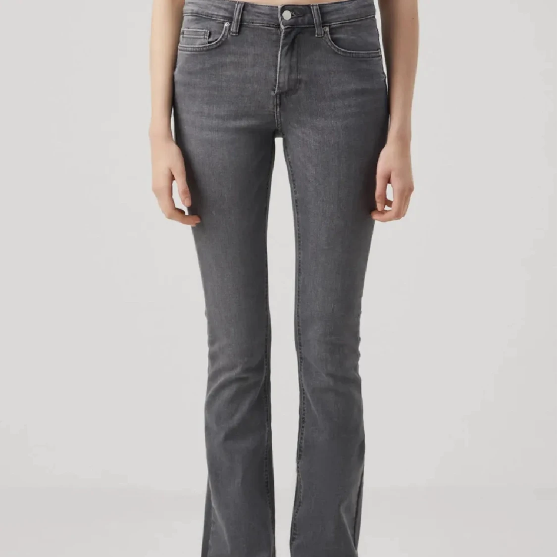 Grå bootcut jeans med medelhög midja
