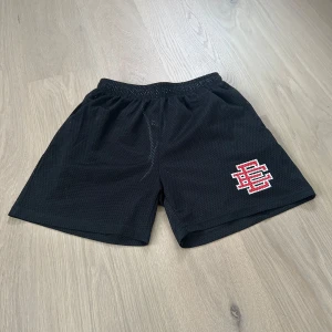 Eric Emanuel shorts  - Svarta Eric Emanuel shortsPerfekta för träning eller chill, med luftig känsla och sportig look. Dom är helt nya / oanvända om du undrar varför så är det för dold var för små det är inget fel på dom om du har någon fråga är det bara skriva 