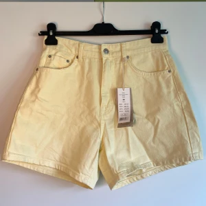 Gula jeansshorts - Gula jeansshorts från Gina Tricot i storlek S, aldrig använda 