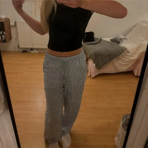 Linnebyxor  - Säljer mina favoritlinnebyxor från ARKET då de blivit för korta, i nyskick!!! Nypris 690kr