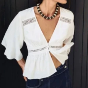 Vit blus med vida ärmar från Zara - Superfin vit blus från Zara med djup v-ringning, vida trekvartsärmar och dekorativa spetsdetaljer. Toppen är endast testad! 💖