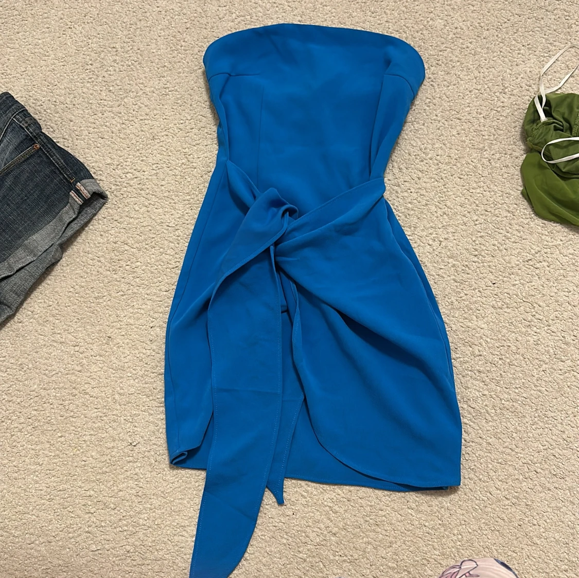 Blå axelbandslös kortklänning