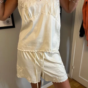 Zara shorts  - Såå snygga shorts från Zara som passar både till fest men också som finare pyjamas shorts🔥