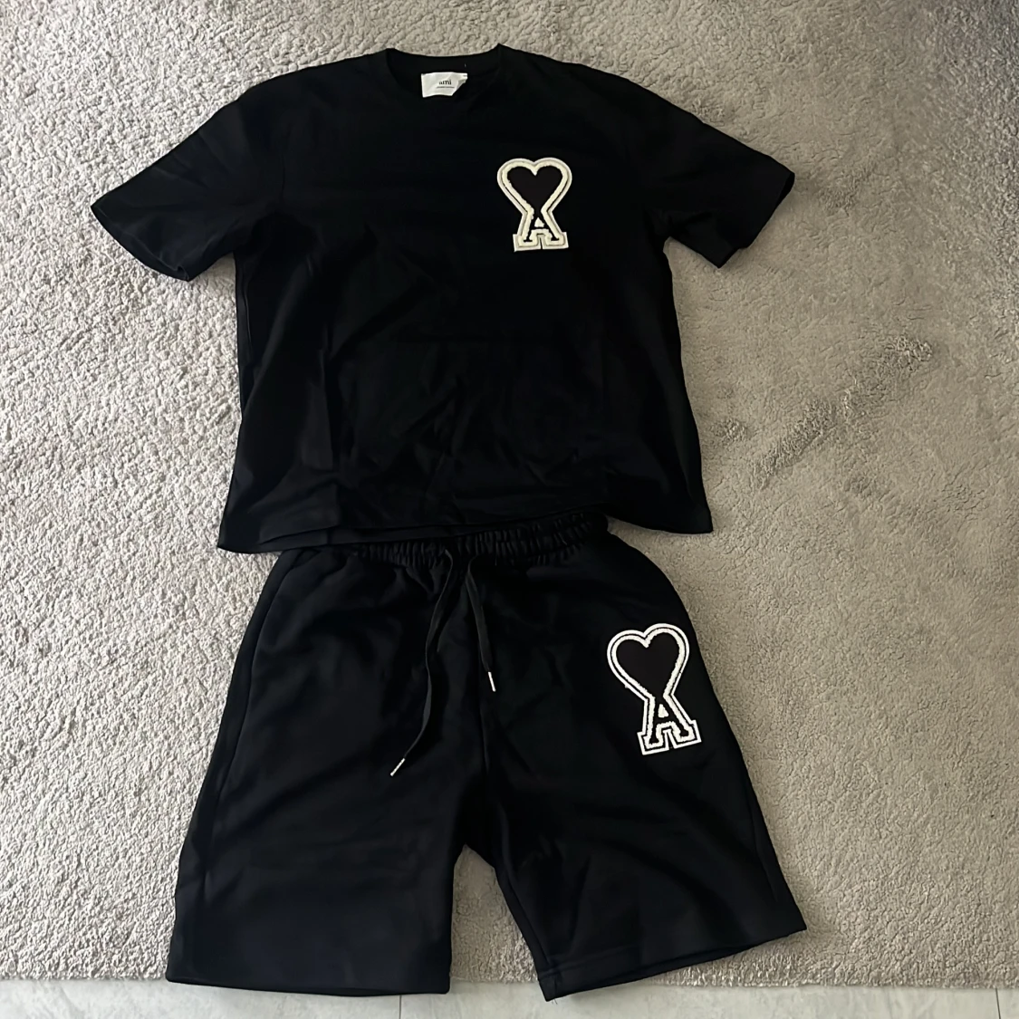 Svarta shorts från AMI Paris med hjärtdetalj