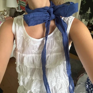 Mörkblå scarf - Såå fin mörkblå scarf som även går att använda som skärp. Tillverkat i tunt bomullstyg. Perfekt för att spica upp en simpel outfit😍