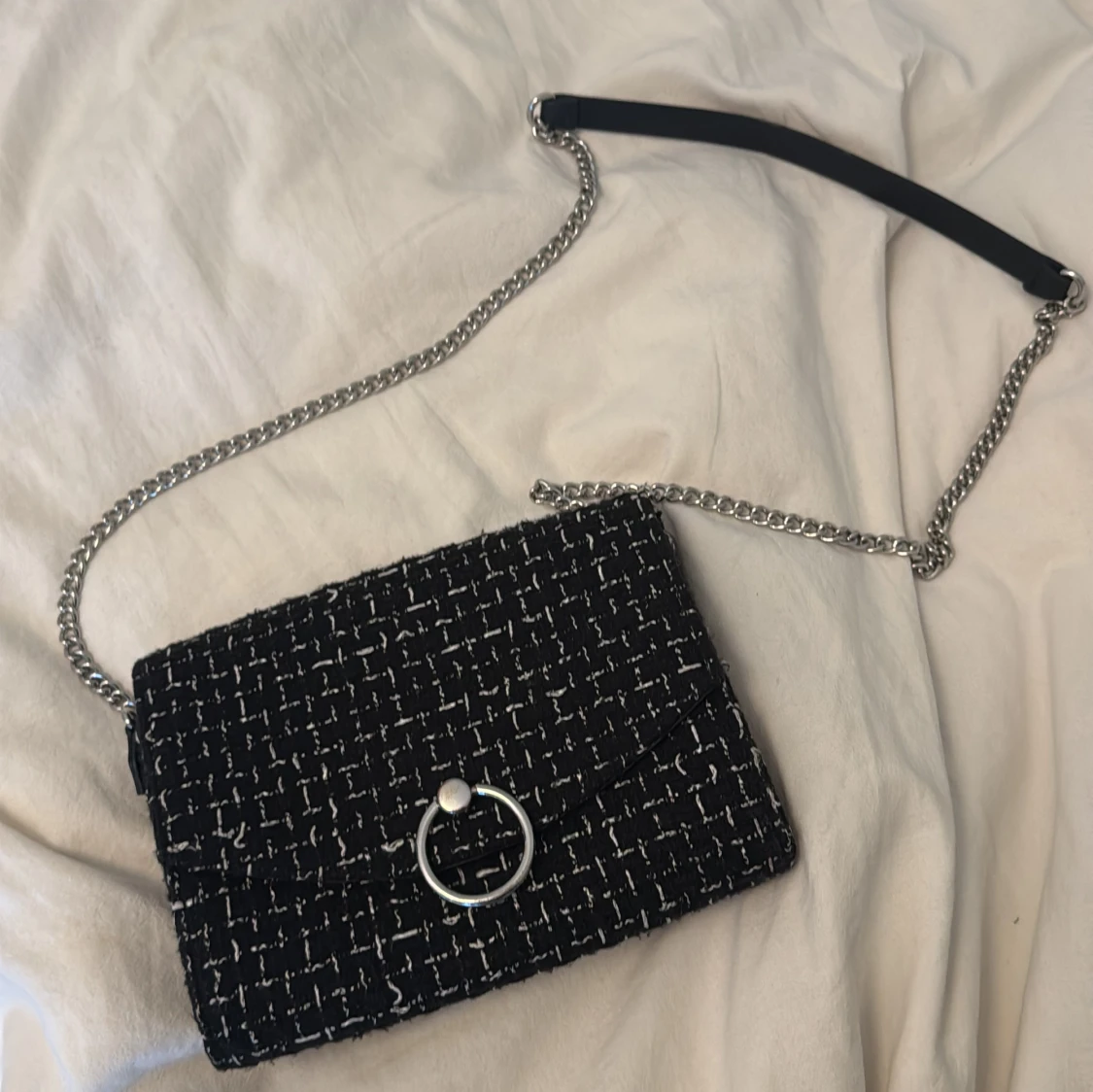Svart axelväska med kedja och ringdetalj - 1
