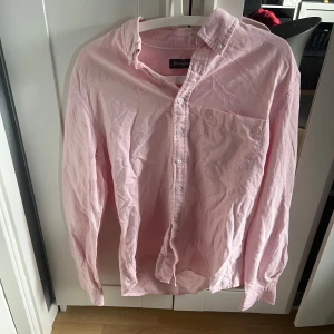 Ljusrosa Skjorta - Ljusrosa skjorta från Dressmann. Storlek L 🌻