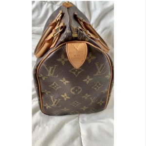 Louis Vuitton Speedy Monogram handväska - Säljer denna super fina Louis Vuitton speedy 25 väskan, kvitto, dustbag och låda kommer med.  