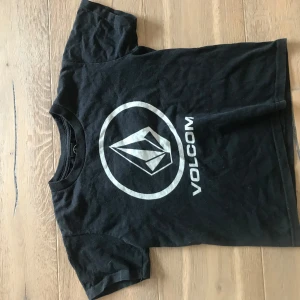 Cool volcom t-shirt - Vintage snowboard volcom t-shirt, väldigt liten, bra skick.