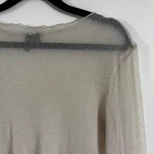 Glittrig transparent tröja - Transparent glittrig tröja från VeroModa i storlek S.  Endast använd en gång, nyskick!