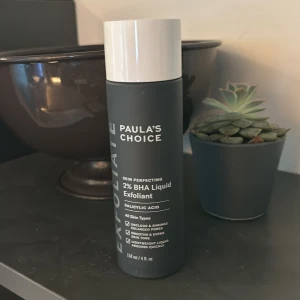 Paula's Choice 2% BHA Liquid Exfoliant - Paula's Choice Skin Perfecting 2% BHA Liquid Exfoliant med salicylsyra. Kommer i en svart plastflaska med vit kork, 118 ml. Perfekt för att rengöra porer och jämna ut hudtonen. Passar alla hudtyper och absorberas snabbt.