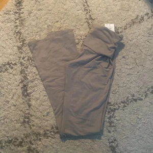 Yoga pants  - Supermjuka grå mjukisbyxor från Gina Tricot. Byxorna är i stretchigt material och har en clean look utan fickor eller synliga detaljer. Perfekta för chill dagar eller när du vill vara bekväm. Dem är helt nya och är från ”soft touch”. Dem är i färgen ”elephant skin”.