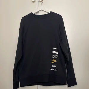 Svart Nike sweatshirt med loggor - Använd ett fåtal gånger, väldigt bra skick 
