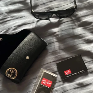 Ray-Ban Boyfriend RB4147 (Äkta) - Ray-Ban Boyfriend RB4147 solglasögon i svart med gråtonade gradientglas. Klassisk, lite större rektangulär form och diskret Ray-Ban-logo på skalmen. Säljes med originalfodral, putsduk och box. Nypris 1309kr köpta på eyerim. Nyskick inga tecken på användning. Skriv vid frågor 🥂🙂🤝
