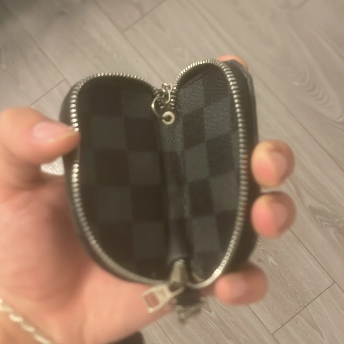 Svart-rutig väska med dragkedja - 1