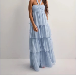 Ljusblå långklänning från Nelly - Säljer denna finna klänning ifrån nelly                        Slut på hemsida                                                                  Stl L                                                                                 Helt ny