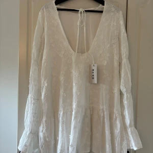 Vit klänning - Superfin klänning från NA-KD som passar perfekt till student eller vilket tillfälle i sommar som helst!💕💃 Helt oanvänd med prislapp kvar! Storlek 34 men passar även 36. Nypris: 699 kr