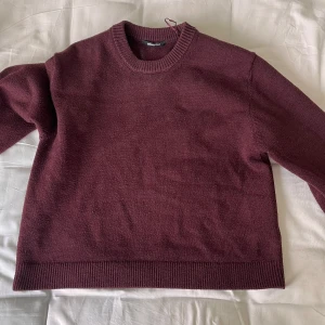 Vinröd tröja  - Burgundy/vinröd stickad tröja ifrån Gina. Några av bilderna är från den förra säljaren, köpt för ett litet tag sen. Inga defekter eller fel, bara klar med den😊
