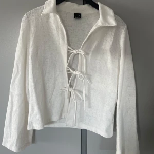Vit blus med knytning  - Säljer denna vita blusen ifrån Gina. Mycket bra skick💖