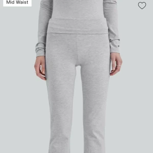 Ljusgrå mjukisbyxor med midwaist - Säljer ett par ljusgrå mjukisbyxor med lowwaist och bootcut! Superfint skick💖💞