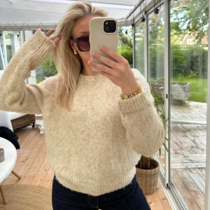 Beige stickad tröja Pull&Bear - Säljer en supermjuk och mysig beige stickad tröja från Pull&Bear, endast använd ett fåtal gånger💛 Storlek S