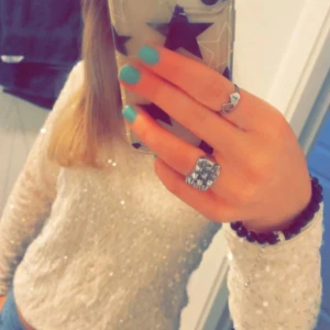 Glittrig beige långärmad tröja - Superfin glitter topp ! Andvänd typ 2 gånger :) storleken är xs❤️