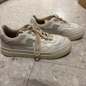 Stepney workers club sneakers  - Sneakers from Stepney workers club. Skorna är in ett fint skick och sparsamt använda. Nypris 1299kr. Storlek 42 
